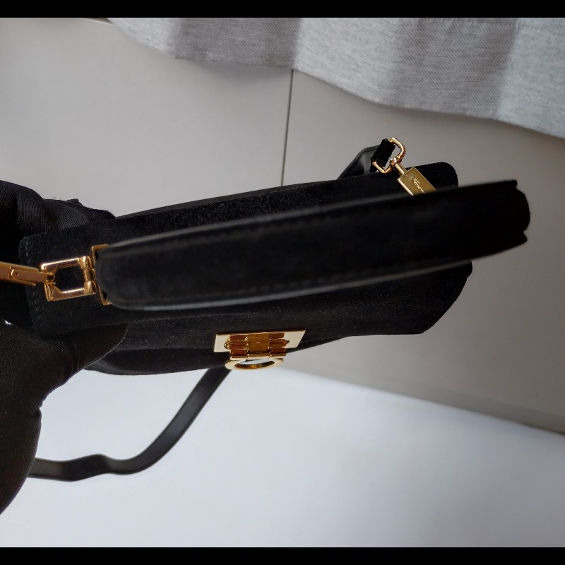 Ferragamo 金釦黑麂皮下蓋復古兩用包-18