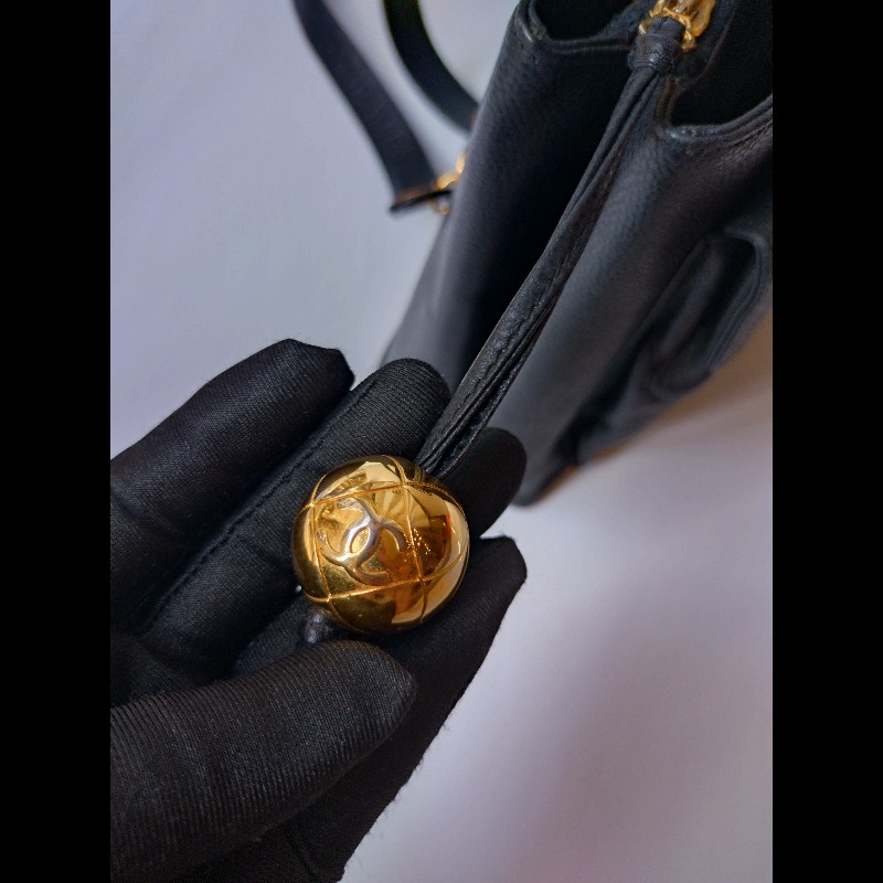 Chanel 金鍊黑荔枝皮金球復古肩側包-6