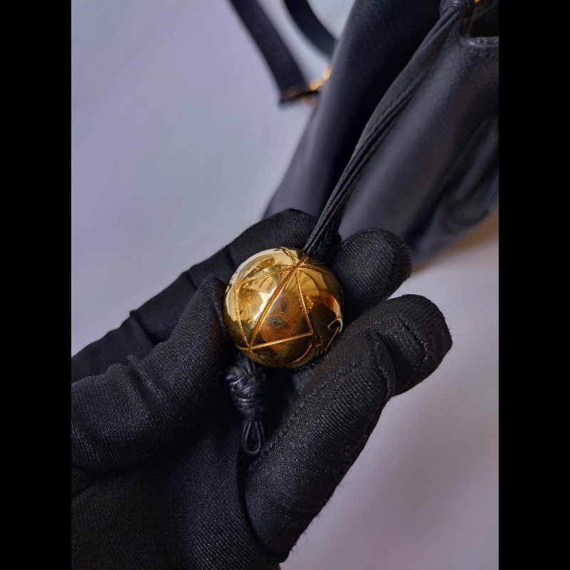 Chanel 金鍊黑荔枝皮金球復古肩側包-7