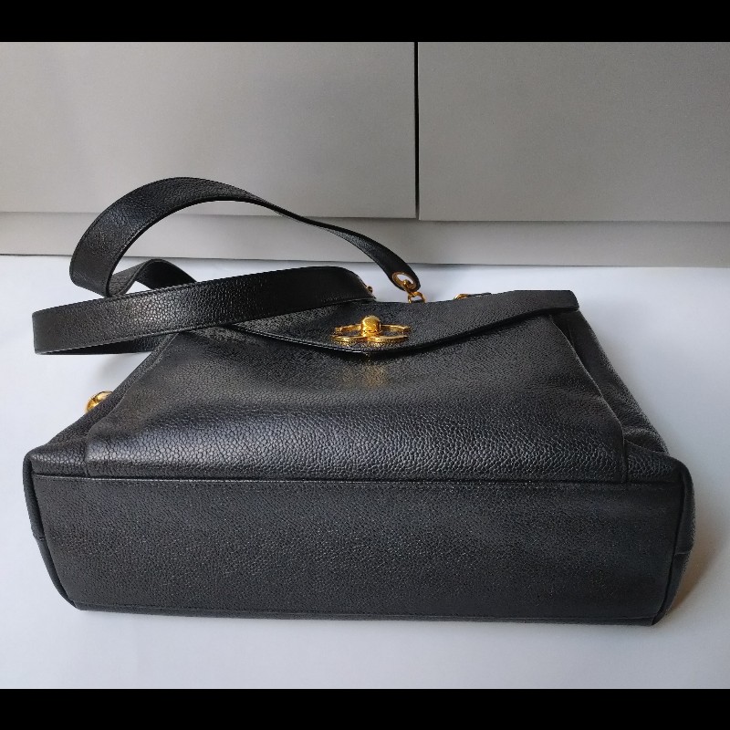 Chanel 金鍊黑荔枝皮金球復古肩側包-13