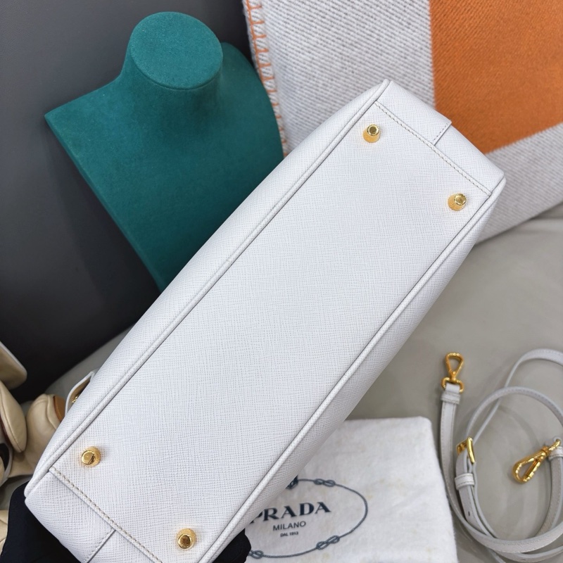 Prada 白色十字紋牛皮plum30豆腐包-4
