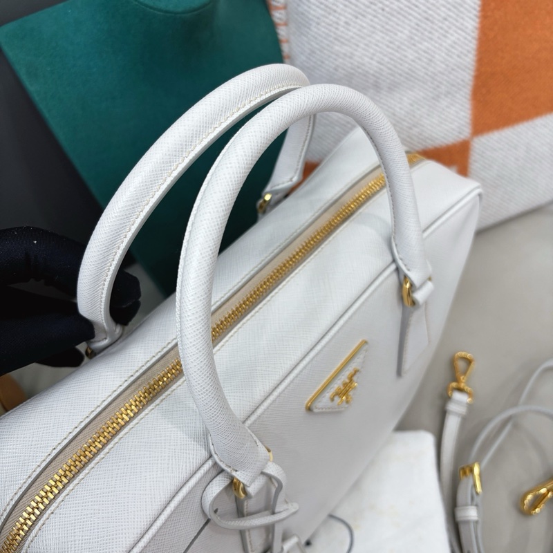 Prada 白色十字紋牛皮plum30豆腐包-6