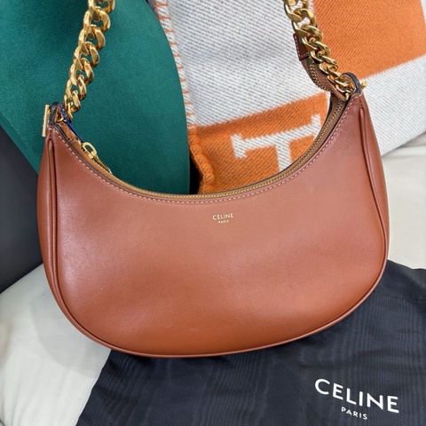 Celine 焦糖色全皮Ava月牙腋下包