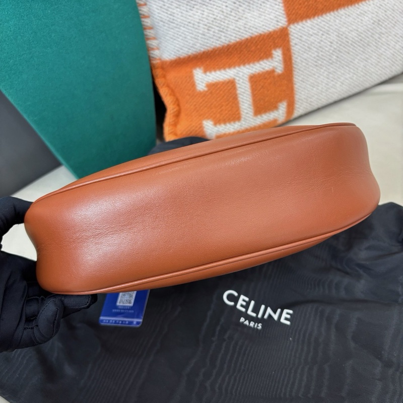 Celine 焦糖色全皮Ava月牙腋下包-4