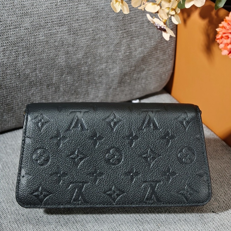 LV黑金壓紋鏈條包-1