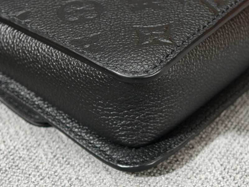 LV黑金壓紋鏈條包-5