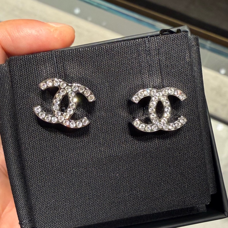 Chanel 經典銀色厚款水鑽耳環-0