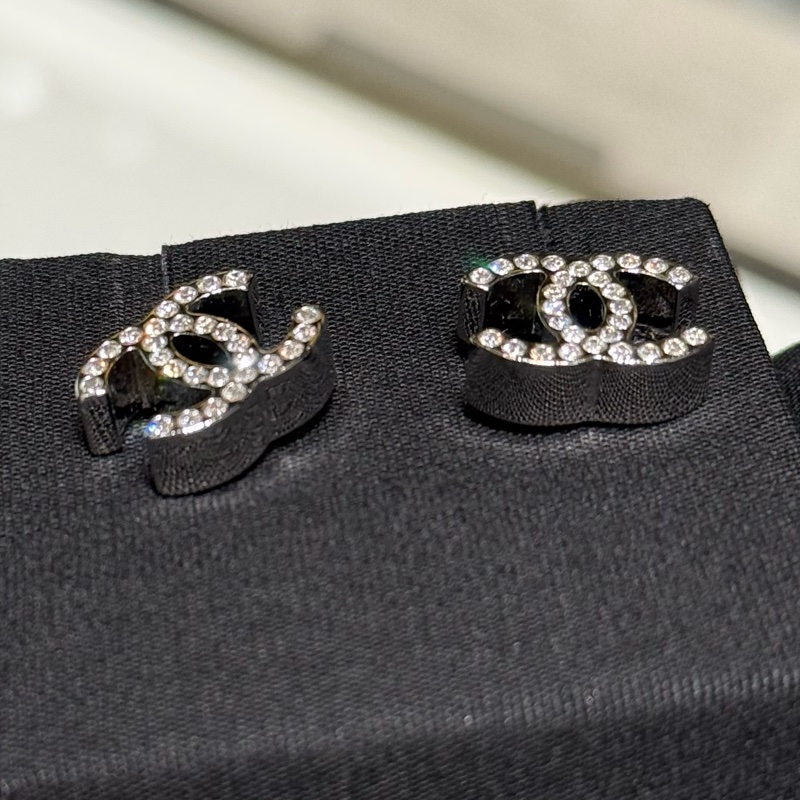 Chanel 經典銀色厚款水鑽耳環-1