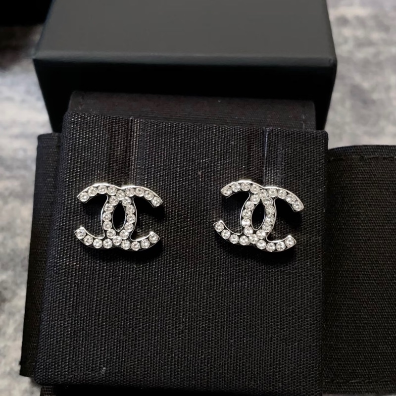 Chanel 經典銀色厚款水鑽耳環-3