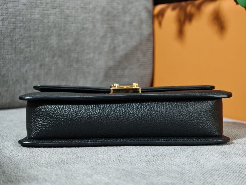 LV黑金壓紋鏈條包 單肩斜肩背-6