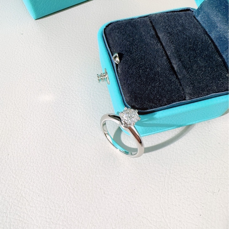 Tiffany蒂芙尼 经典款六爪钻戒-4