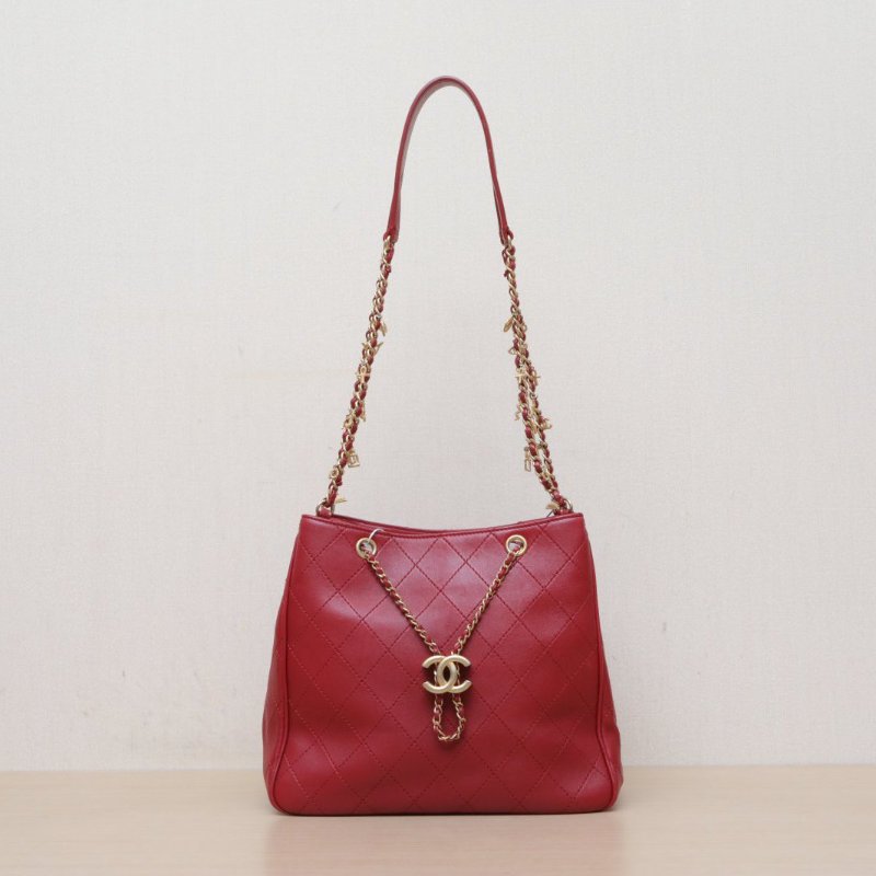 CHANEL 19A埃及系列水桶包紅色羊皮28開金扣肩背包-1