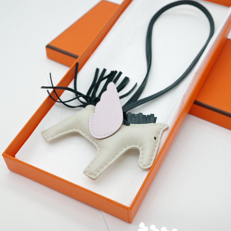 近新閒置品 💫 Hermès 愛馬仕 Rodeo 小馬 奶昔白 U刻 小羊皮 包包掛件 吊飾-0
