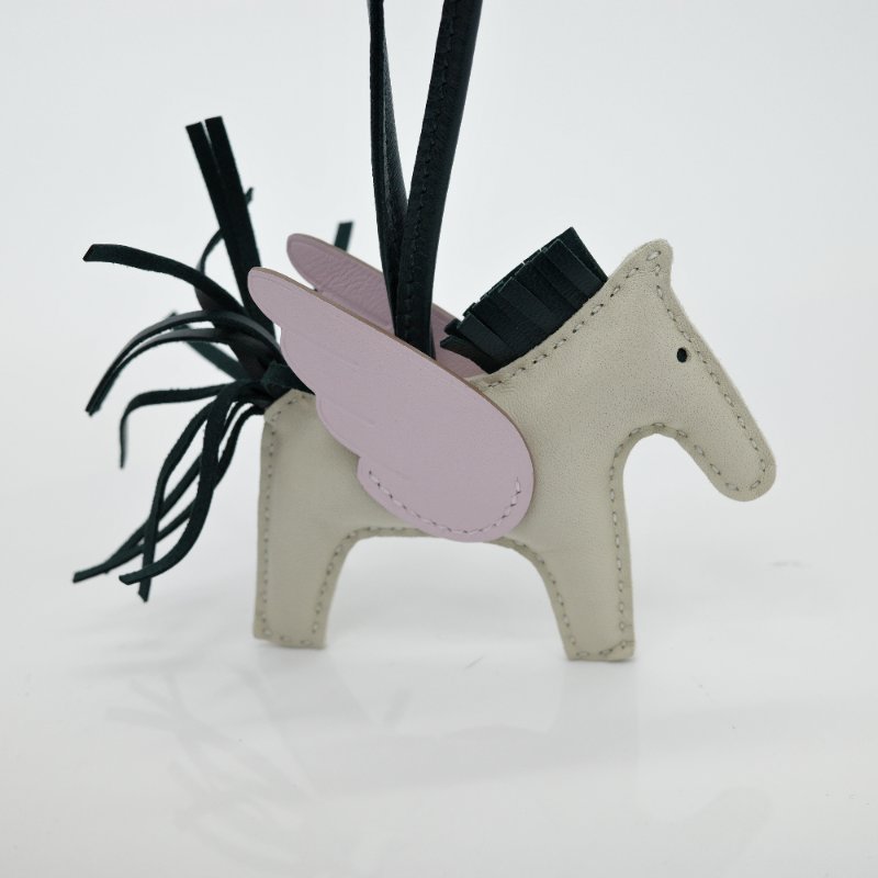 近新閒置品 💫 Hermès 愛馬仕 Rodeo 小馬 奶昔白 U刻 小羊皮 包包掛件 吊飾-2