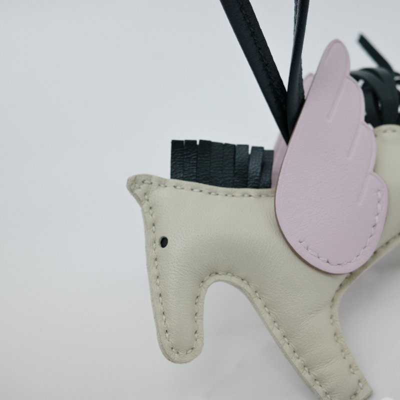 近新閒置品 💫 Hermès 愛馬仕 Rodeo 小馬 奶昔白 U刻 小羊皮 包包掛件 吊飾-4
