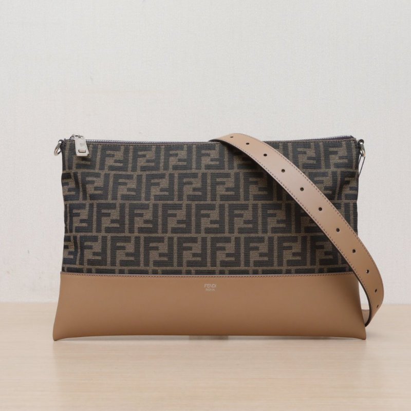 FENDI 老花牛皮帆布銀扣FF斜挎包36牛角包/肩背包-1