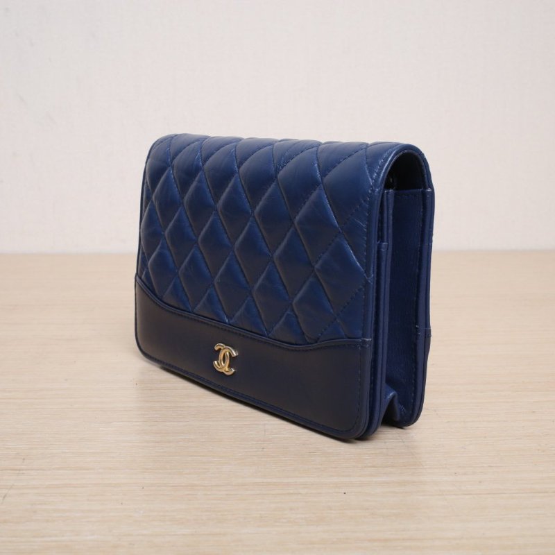 CHANEL GABRIELLE流浪WOC19藍色牛皮26開金扣肩背包-4