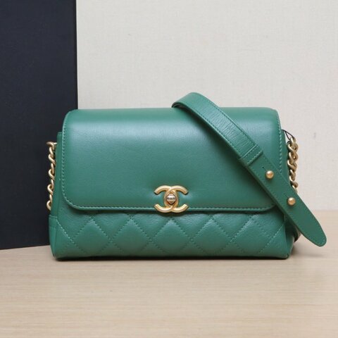 CHANEL 綠色牛皮28開金扣斜挎包肩背包
