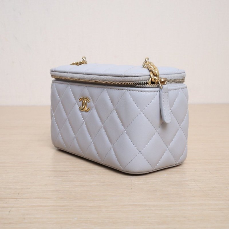 CHANEL 22B長盒子化妝包帶鏡子16灰色羊皮鐳射標金扣寶石鏈條肩帶肩背包-4