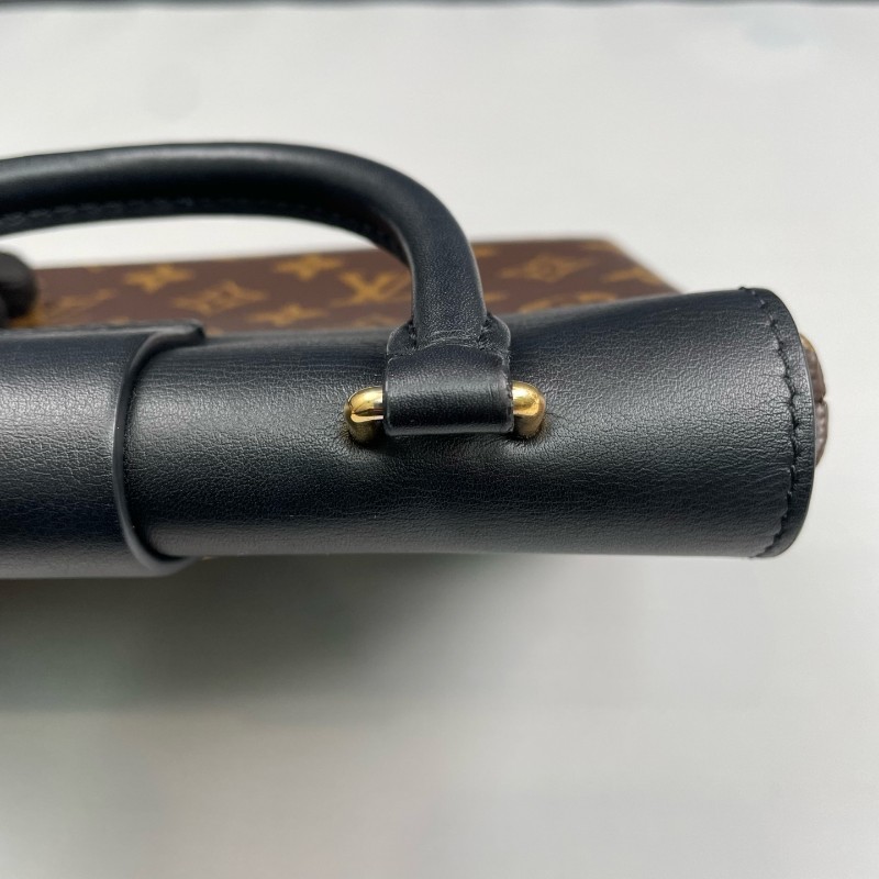 LV路易威登 老花拼黑色Locky BB鎖頭包 肩背包-10