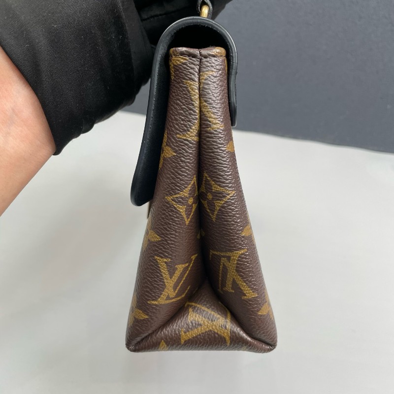 LV路易威登 老花拼黑色Locky BB鎖頭包 肩背包-24