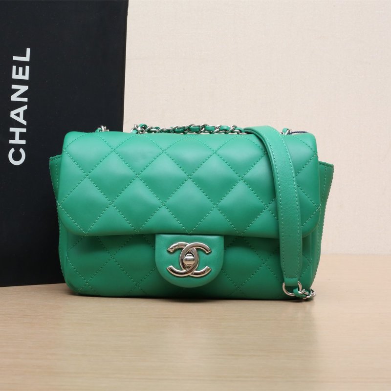 CHANEL 綠色22開銀扣cocorain雨衣包CF經典口蓋包大mini20橡膠肩背包-0