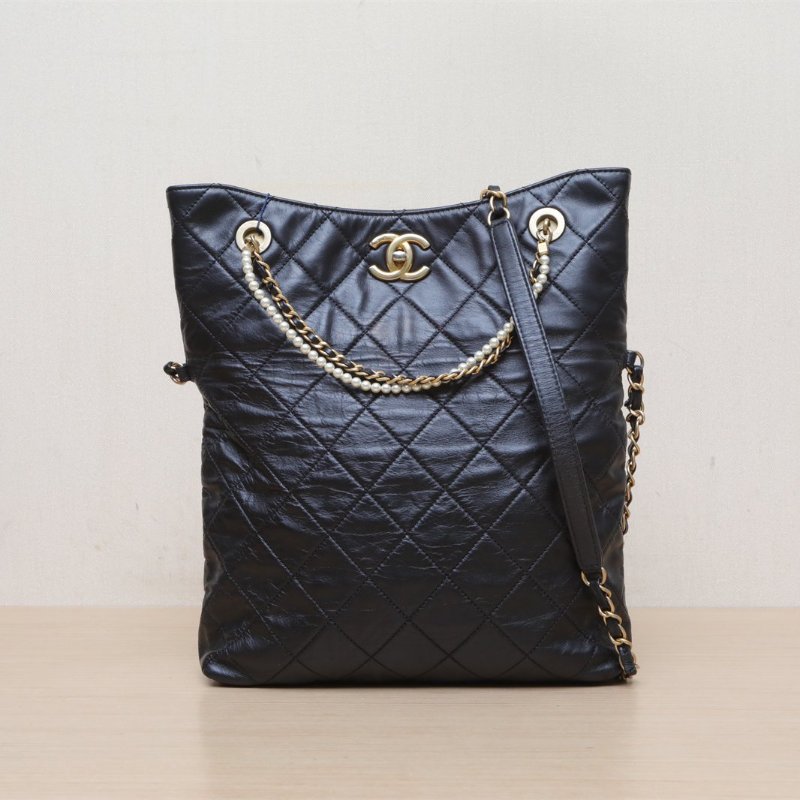 CHANEL 20秋冬鏈條珍珠手提托特包黑色牛皮30開金扣肩背包-1