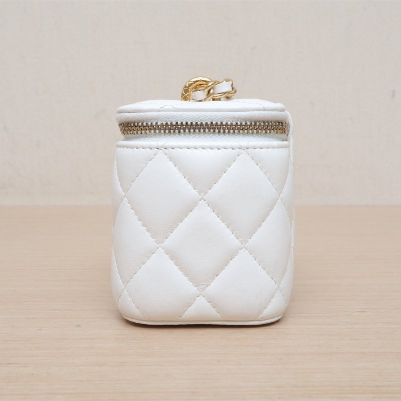 CHANEL 白色羊皮鐳射標金扣23C方盒子化妝包帶鏡子10鳳梨扣單皮穿鏈肩帶肩背包-3