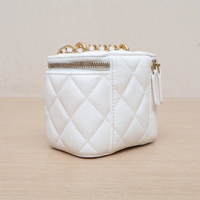 CHANEL 白色羊皮鐳射標金扣23C方盒子化妝包帶鏡子10鳳梨扣單皮穿鏈肩帶肩背包-4