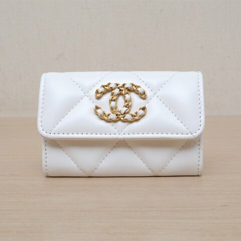 CHANEL 白色羊皮鐳射標金扣19bag系列皮穿鏈雙C口蓋錢包肩背包