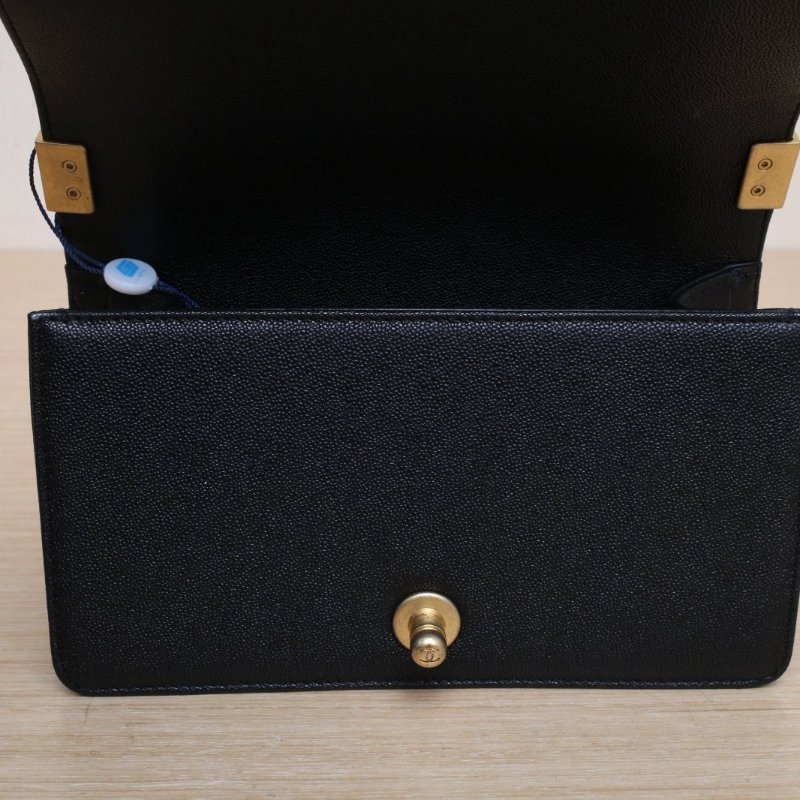 CHANEL 23PLeboy小號20.5黑色荔枝牛皮晶片開皮穿鏈扣皮穿鏈滾邊肩背包-2