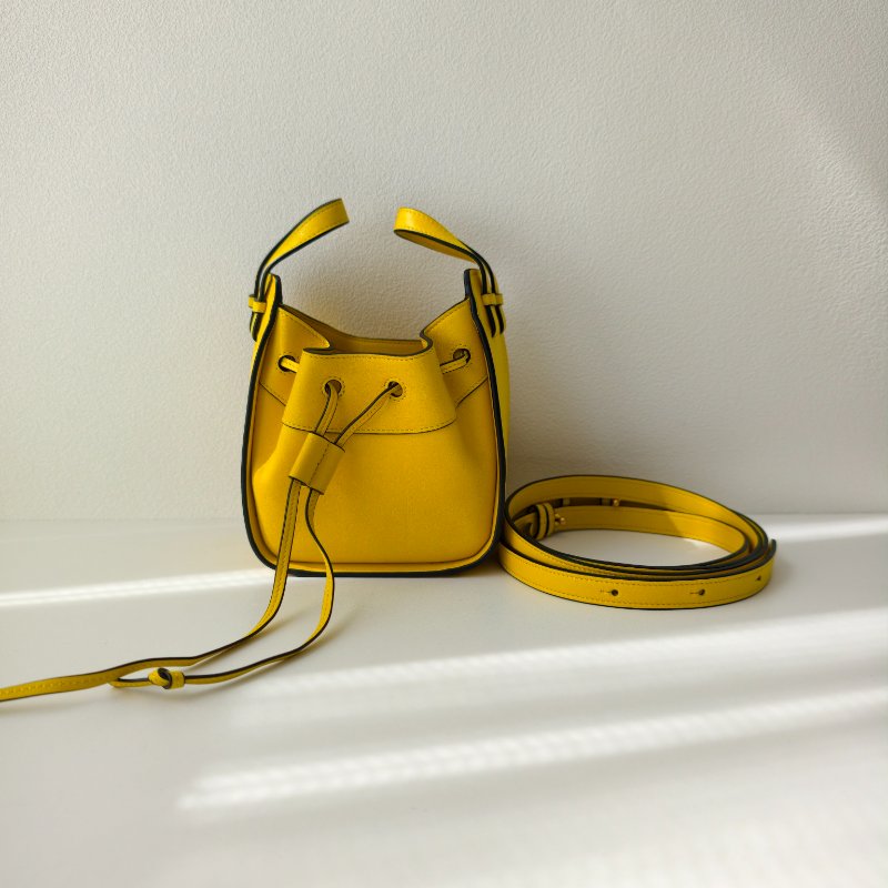 Loewe 羅意威 Hammock 迷你 黃色牛皮吊床包斜跨-1