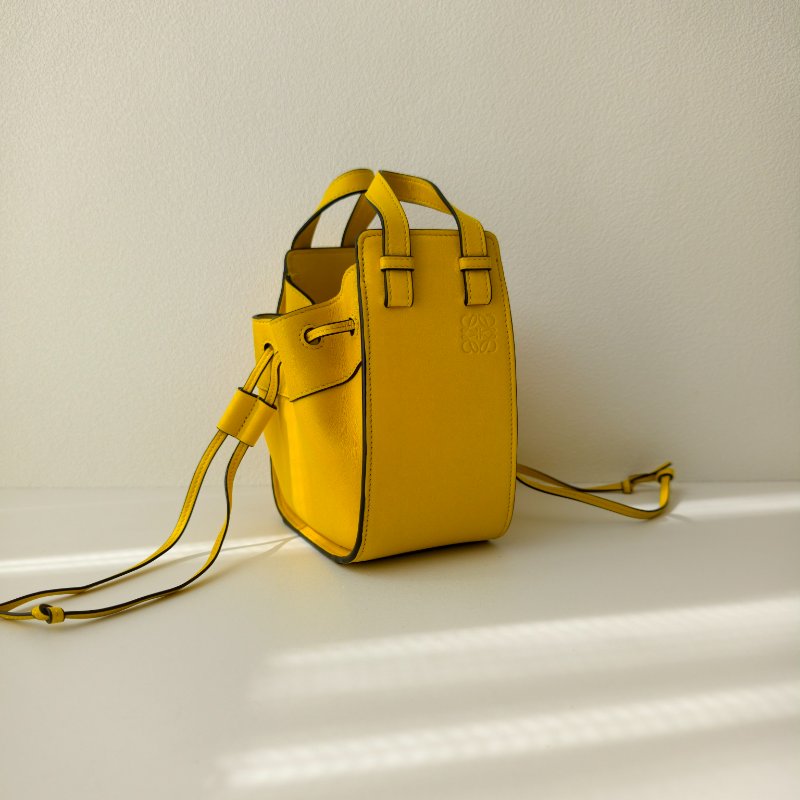 Loewe 羅意威 Hammock 迷你 黃色牛皮吊床包斜跨-2