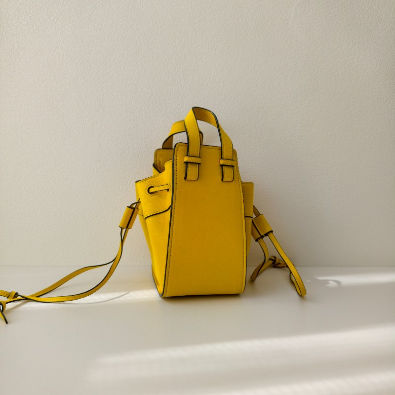 Loewe 羅意威 Hammock 迷你 黃色牛皮吊床包斜跨-4