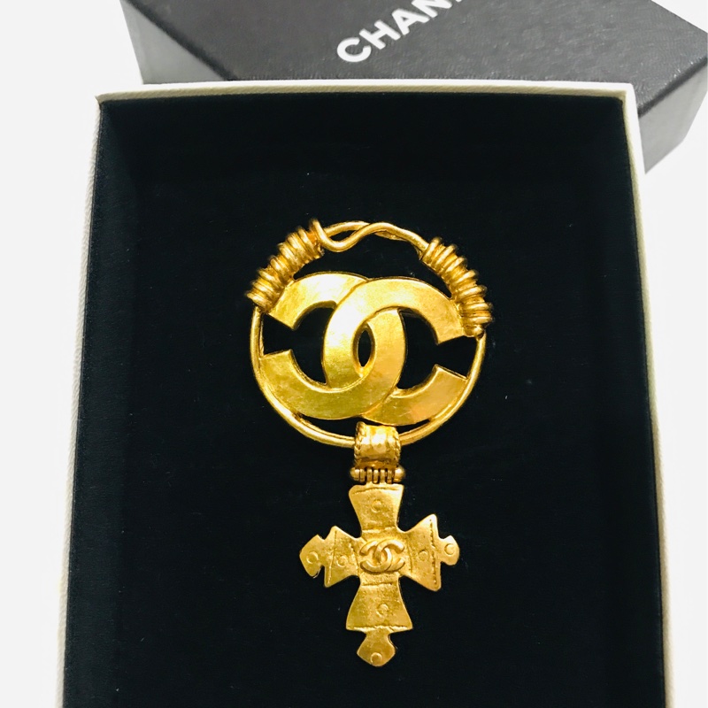 【 CHANEL】 老香古董 雙C  LOGO别針  十字架浮雕雙C胸針  低調奢華收藏品（全新未使用過）-7