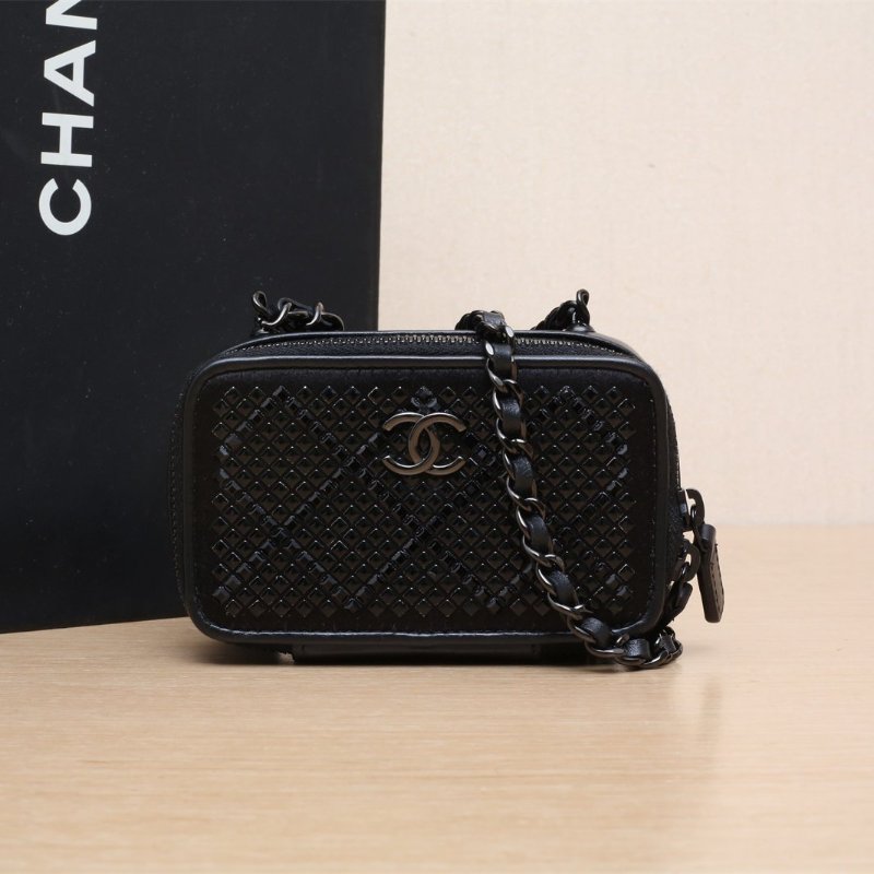 CHANEL 22A相機包10.5黑色羊皮鐳射標黑扣滿飾水鑽金屬肩背包-0