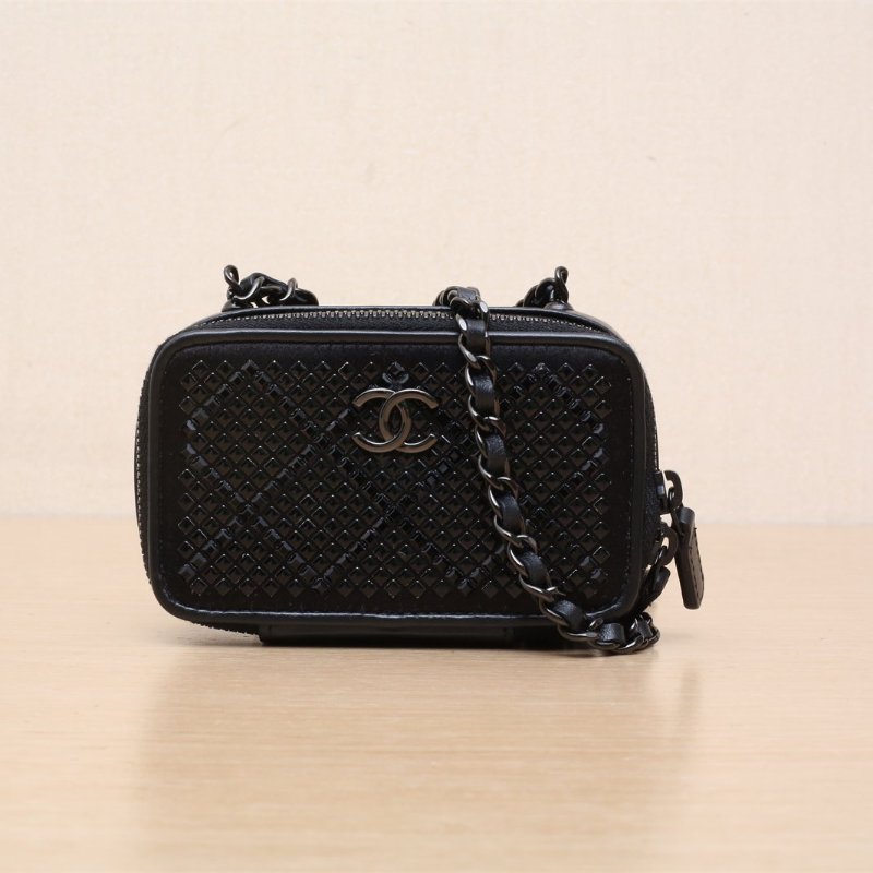 CHANEL 22A相機包10.5黑色羊皮鐳射標黑扣滿飾水鑽金屬肩背包-1