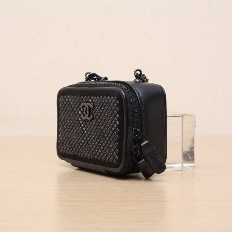 CHANEL 22A相機包10.5黑色羊皮鐳射標黑扣滿飾水鑽金屬肩背包-2