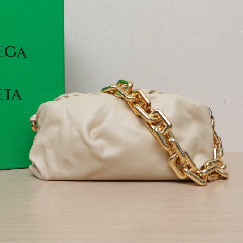 BOTTEGA VENETA Pouch雲朵包TheChain粗鏈條單肩包奶茶色牛皮金扣肩背包-0