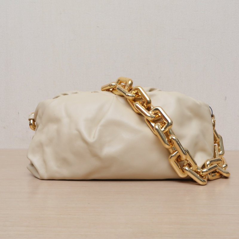BOTTEGA VENETA Pouch雲朵包TheChain粗鏈條單肩包奶茶色牛皮金扣肩背包-1