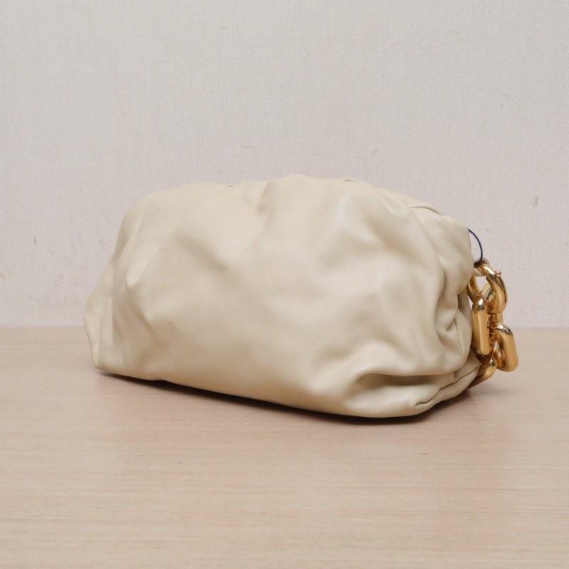 BOTTEGA VENETA Pouch雲朵包TheChain粗鏈條單肩包奶茶色牛皮金扣肩背包-3