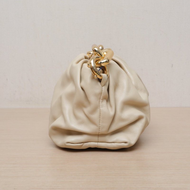 BOTTEGA VENETA Pouch雲朵包TheChain粗鏈條單肩包奶茶色牛皮金扣肩背包-4