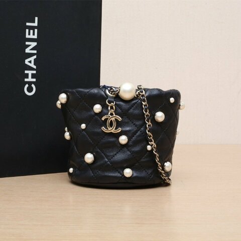 CHANEL 21ss新款珍珠水桶MINI黑色羊皮31開淺金扣肩背包