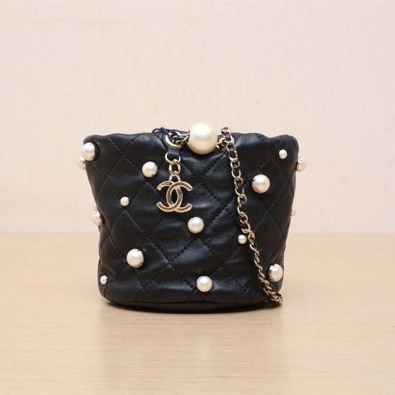CHANEL 21ss新款珍珠水桶MINI黑色羊皮31開淺金扣肩背包-1