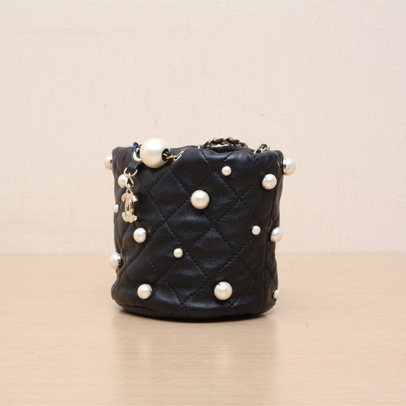 CHANEL 21ss新款珍珠水桶MINI黑色羊皮31開淺金扣肩背包-2