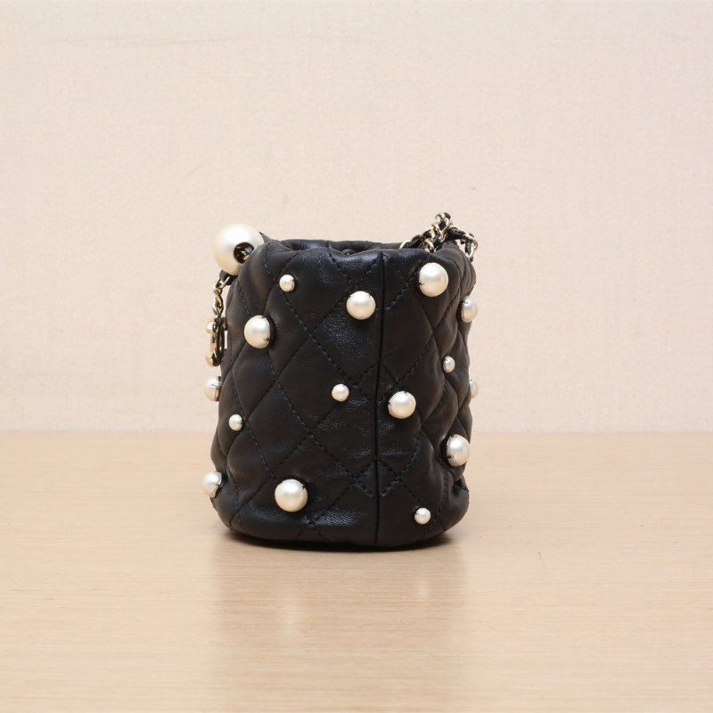 CHANEL 21ss新款珍珠水桶MINI黑色羊皮31開淺金扣肩背包-3