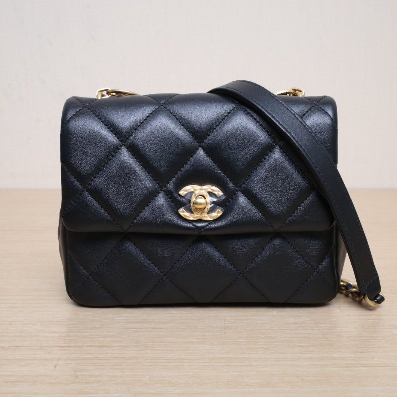 CHANEL 黑色牛皮晶片開金扣23B徽章金幣肩背包-1