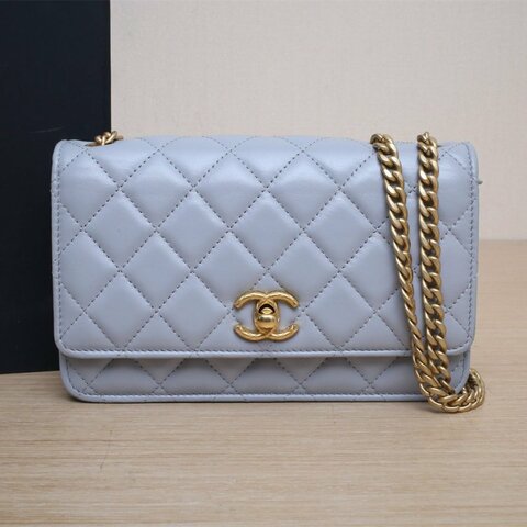 CHANEL 霧霾藍羊皮晶片開金扣CFWOC19鳳梨扣肩背包