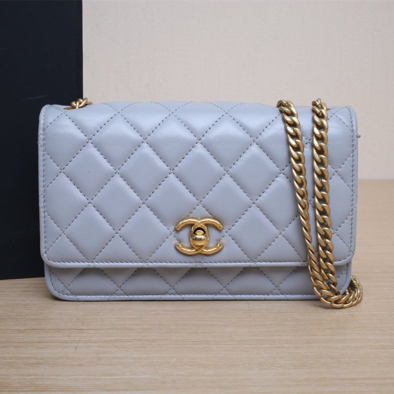 CHANEL 霧霾藍羊皮晶片開金扣CFWOC19鳳梨扣肩背包-0