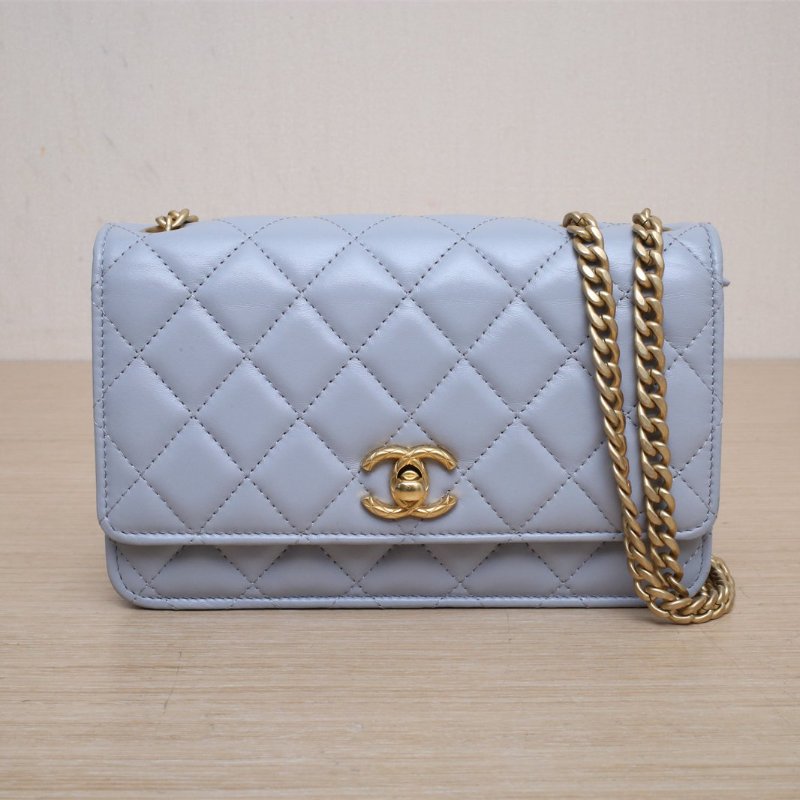 CHANEL 霧霾藍羊皮晶片開金扣CFWOC19鳳梨扣肩背包-1
